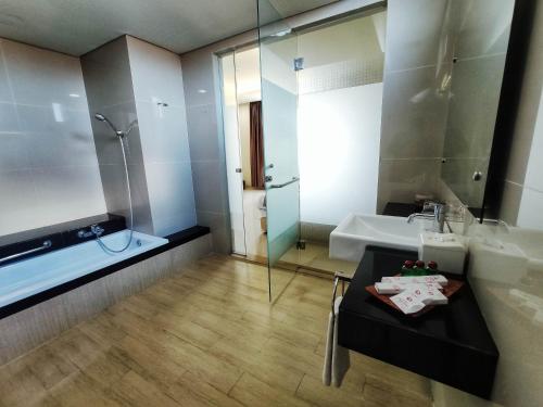 Ett badrum på Grand Parama Hotel