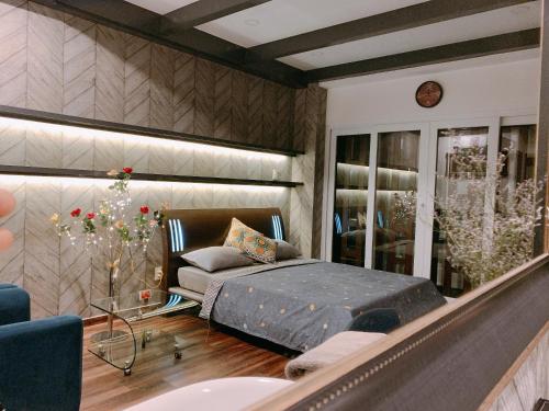 Un pat sau paturi într-o cameră la Luxurious Chinatown Hideaway