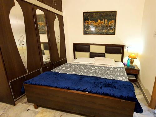 Ένα ή περισσότερα κρεβάτια σε δωμάτιο στο Aditya Premium HomeStay- Furnished Air Conditioned- 2BHK