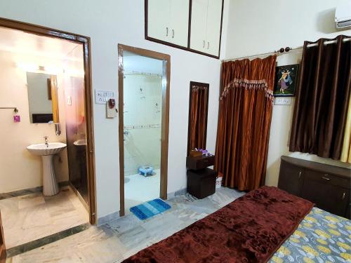 Ένα μπάνιο στο Aditya Premium HomeStay- Furnished Air Conditioned- 2BHK