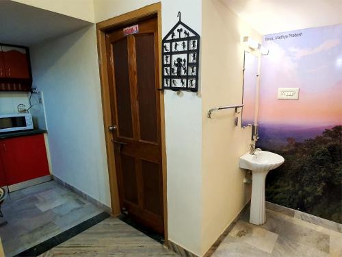 Ένα μπάνιο στο Aditya Premium HomeStay- Furnished Air Conditioned- 2BHK