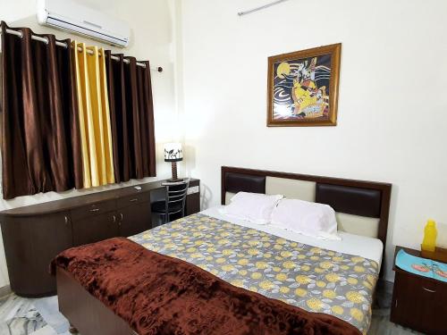 a bedroom with a bed in a room at Aditya Premium HomeStay- Furnished Air Conditioned- 2BHK in Jabalpur