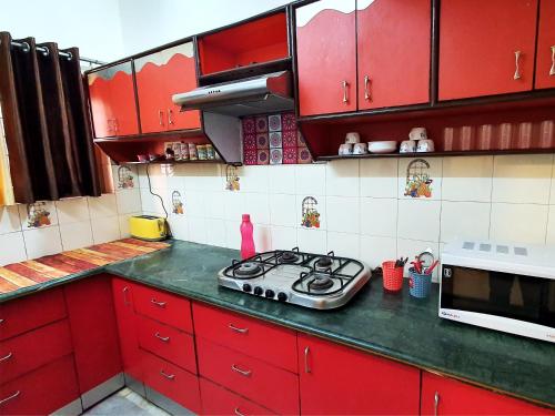 Η κουζίνα ή μικρή κουζίνα στο Aditya Premium HomeStay- Furnished Air Conditioned- 2BHK