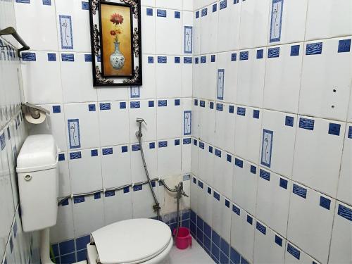Ένα μπάνιο στο Aditya Premium HomeStay- Furnished Air Conditioned- 2BHK
