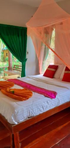 A bed or beds in a room at Lanta Maikeaw Bungalow