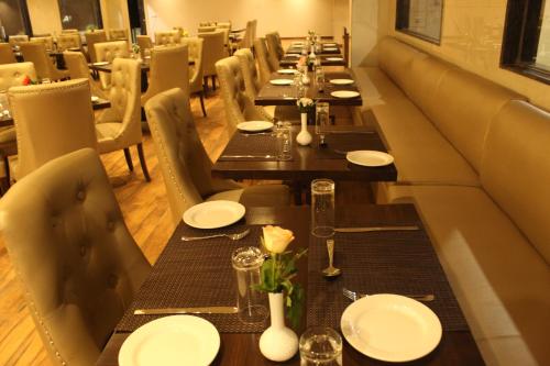 une longue rangée de tables dans un restaurant dans l'établissement BELLS BEACH RESORT , A Unit of Resort De Balneaire, à Calangute