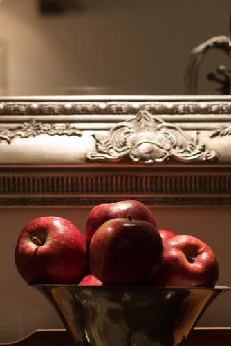 a bowl of apples in front of a mirror at Villa Balthazar in Búzios