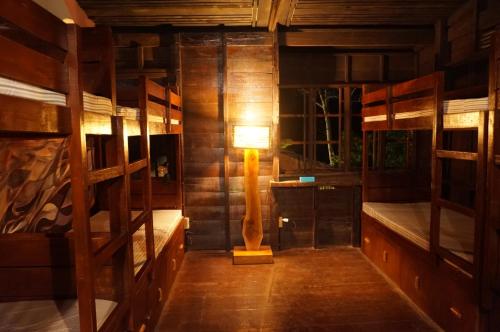 Tempat tidur susun dalam kamar di Peaceland Hostel