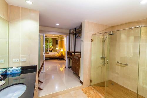Koupelna v ubytování Karon View Apartments