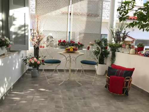 a room with a table and chairs and plants at Dina's House in Spáta