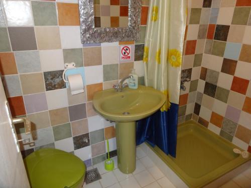 baño pequeño con lavabo y bañera en Romantic room Vir en Vir