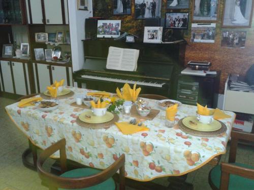 einen Tisch mit Essen und ein Klavier in einem Zimmer in der Unterkunft BED Magnolie in Lainate