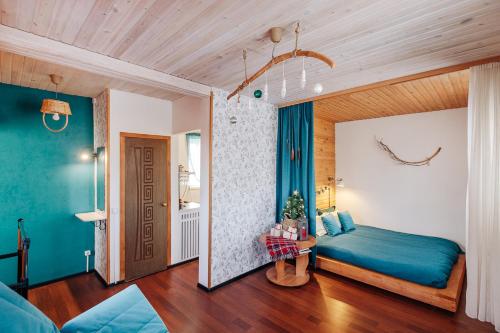 ウトゥリクにあるTayozhnoe lukoshkoのベッドルーム1室(青いベッド1台付)