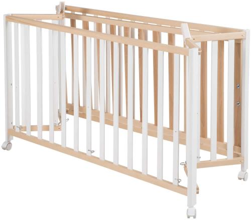 - un lit bébé blanc avec des rails en bois dans l'établissement Ferienwohnung Gierse, à Schmallenberg