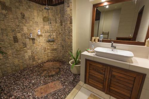 W łazience znajduje się umywalka i prysznic. w obiekcie Mala Garden Resort and Spa w Gili Trawangan