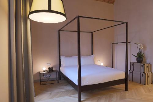 Postel nebo postele na pokoji v ubytování Opera35 Boutique Hotel