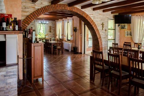 Villa Monako 2000にあるレストランまたは飲食店