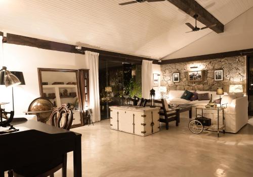 a living room with a couch and a table at Villa Balthazar in Búzios