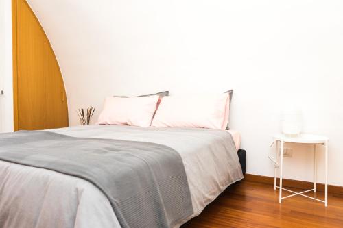 ein Schlafzimmer mit einem Bett mit einer grauen Decke in der Unterkunft Casa Gnostra in Noci