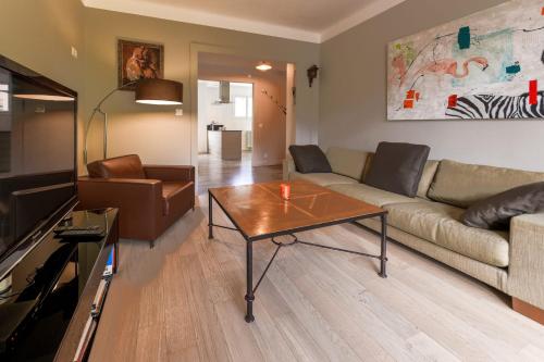 a living room with a couch and a coffee table at Appartement 2 chambres au coeur d'Annecy avec terrasse in Annecy