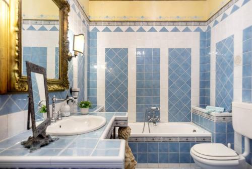 łazienka z wanną, umywalką i toaletą w obiekcie Michelle House w mieście Torre Suda
