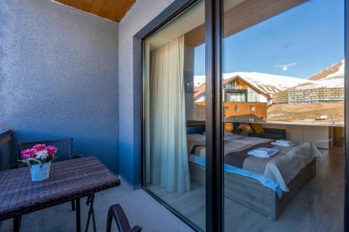 Postel nebo postele na pokoji v ubytování New Gudauri Block 4, Gondola apartment