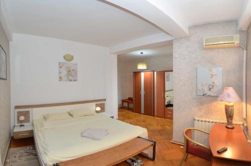 una camera con letto, tavolo e sedia di Vila A&B a Bucarest