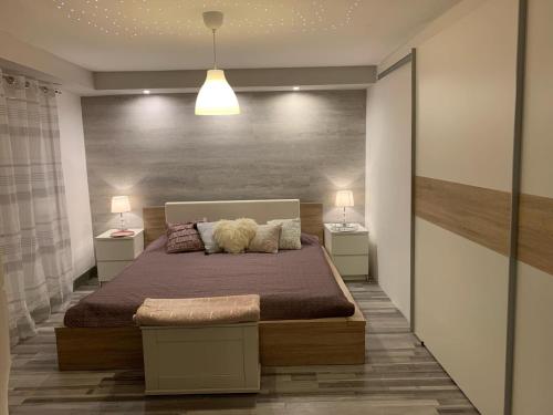 ein Schlafzimmer mit einem großen Bett mit zwei Nachttischen in der Unterkunft Airport16 bed and breakfast in Budapest