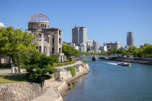 una vista de un río con una ciudad en el fondo en Hiroshima no Yado Aioi en Hiroshima