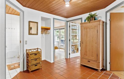 Habitación con pasillo y techo de madera. en Nice Home In Gedser With Sauna, en Gedser