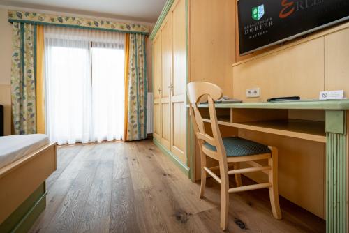 TV a/nebo společenská místnost v ubytování Hotel Erlenhof