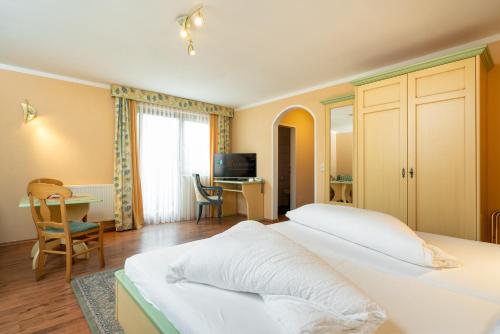 Giường trong phòng chung tại Hotel Erlenhof