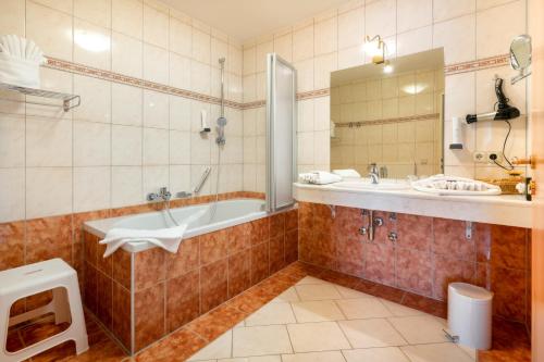 Bathroom sa Hotel Erlenhof
