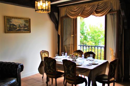 d'une salle à manger avec une table, des chaises et une fenêtre. dans l'établissement Flat appartement 7 min from Paris Orly, à Choisy-le-Roi