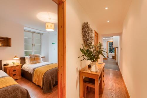 コムリーにあるDundas Flat, 1 bedroom, Comrieのベッド2台と鏡のある寝室
