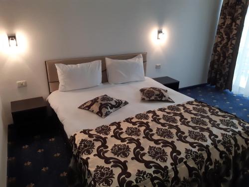 Un pat sau paturi într-o cameră la Hotel Ro&Mario Barlad