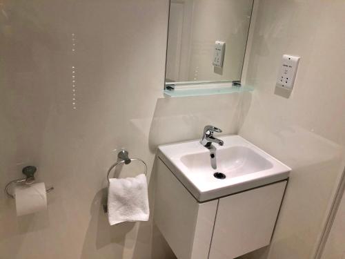 印威內斯的住宿－City Centre House，白色的浴室设有水槽和镜子