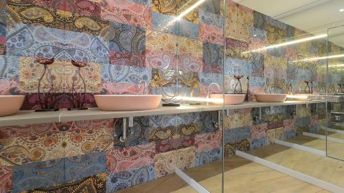 a room with a wall covered in colorful tiles at Villa Colmar Centre avec Spa et double Parking in Colmar