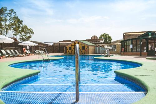 a swimming pool with a fountain in the middle at Camping Fort Bravo in Tabernas