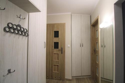 a room with a hallway with a door and a closet at Apartament Gdynia KAZART.PL 3 Centrum in Gdynia