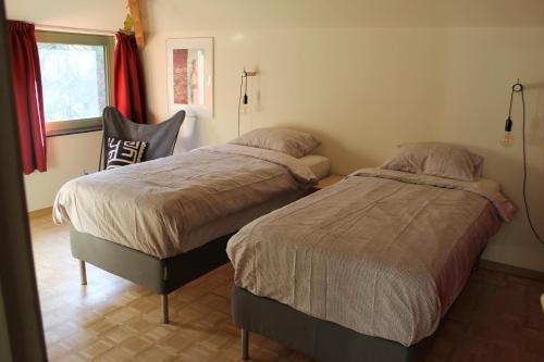 Una cama o camas en una habitación de Beau Reg'Art