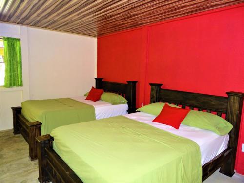 En eller flere senger på et rom på Hostel Osa Tucan Drake