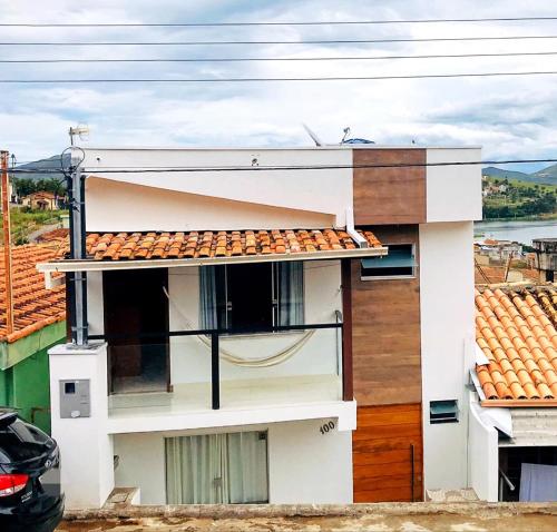een uitzicht op een gebouw met een dak bij Casa Temporada da Jojo in Capitólio
