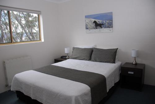 Кровать или кровати в номере Summit Ridge Alpine Lodge