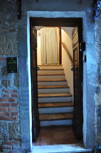 a stairway leading to a door with a set of stairs at Casa Messi in Pitigliano