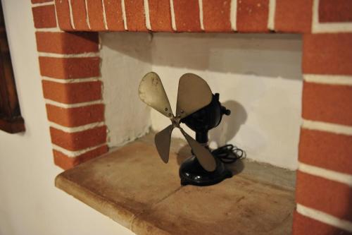 a propellor sitting on top of a brick fireplace at Casa Messi in Pitigliano