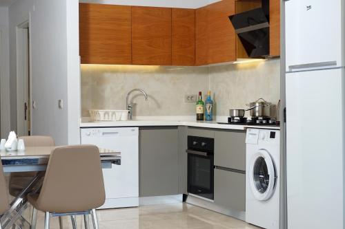 MENE SUITESにあるキッチンまたは簡易キッチン
