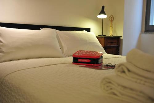 a bed with a red box on top of it at Casa Messi in Pitigliano