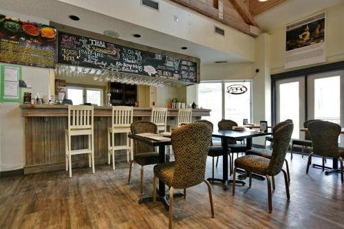 Ο χώρος του lounge ή του μπαρ στο Gorgeous Loft in the Heart of Blue Mountain