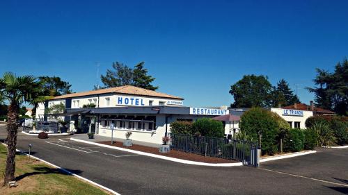 un hôtel situé sur le côté d'une rue dans l'établissement Citotel Hôtel Le Capricorne, à Marmande